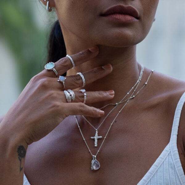 Stříbrný náhrdelník s Růženínem na modelce